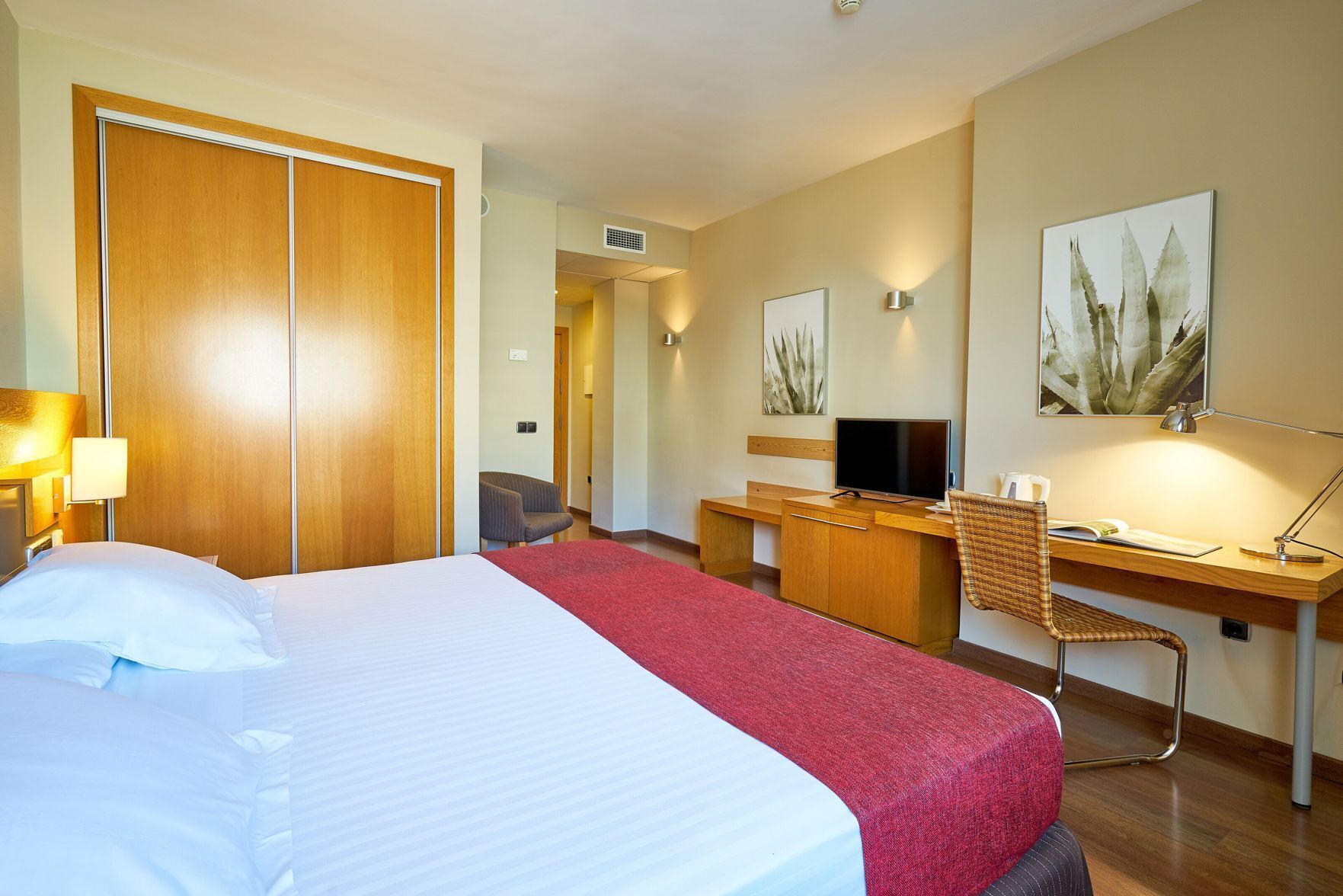 Ropa de cama hipoalergénica, edredón y minibar 