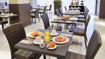 Esmorzar diari d'estil bufet (13 EUR per persona)