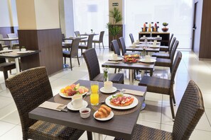 Se ofrece un desayuno bufé todos los días (por un coste adicional)