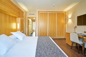 Habitación junior (Suit) | Ropa de cama hipoalergénica, edredones de plumas, minibar y caja fuerte
