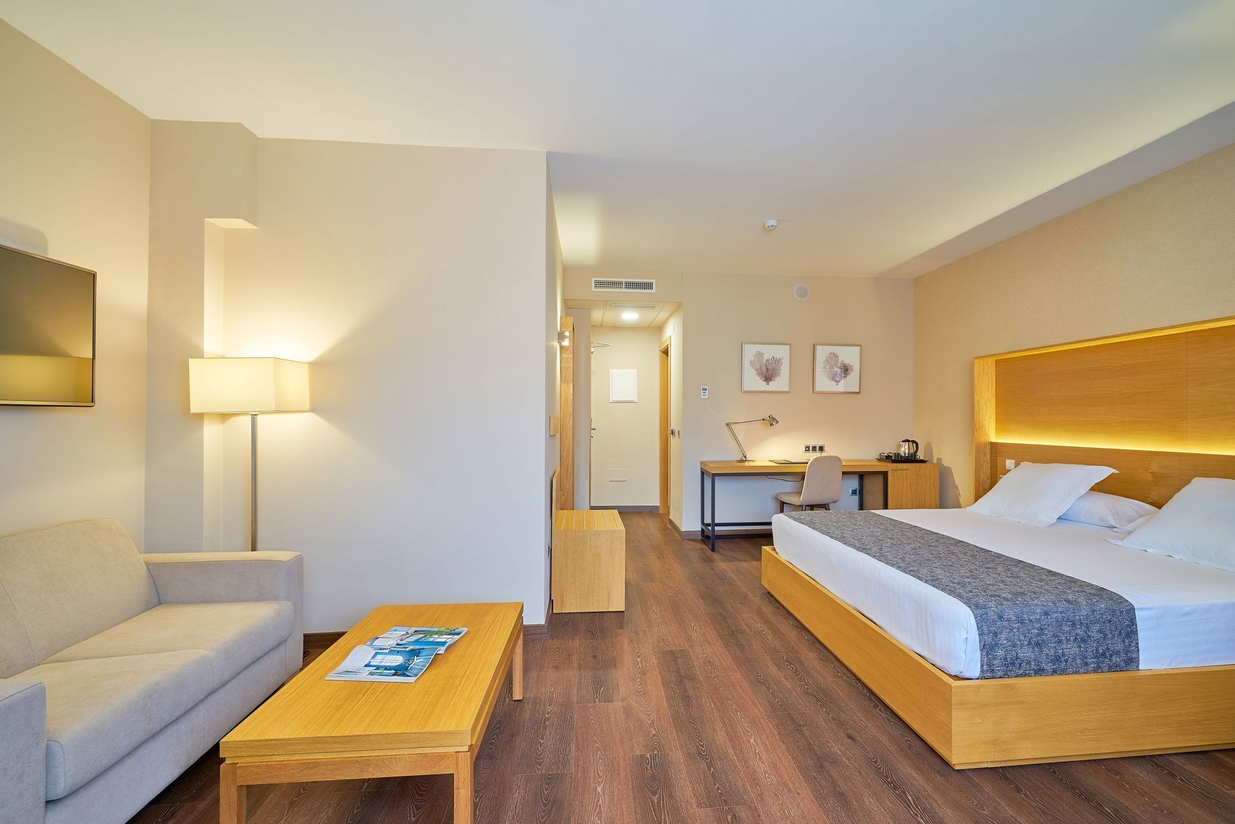 Ropa de cama hipoalergénica, edredón y minibar 