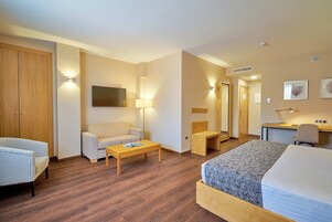 Chambre Junior (Suit) | Literie hypoallergénique, couette en duvet d'oie, minibar