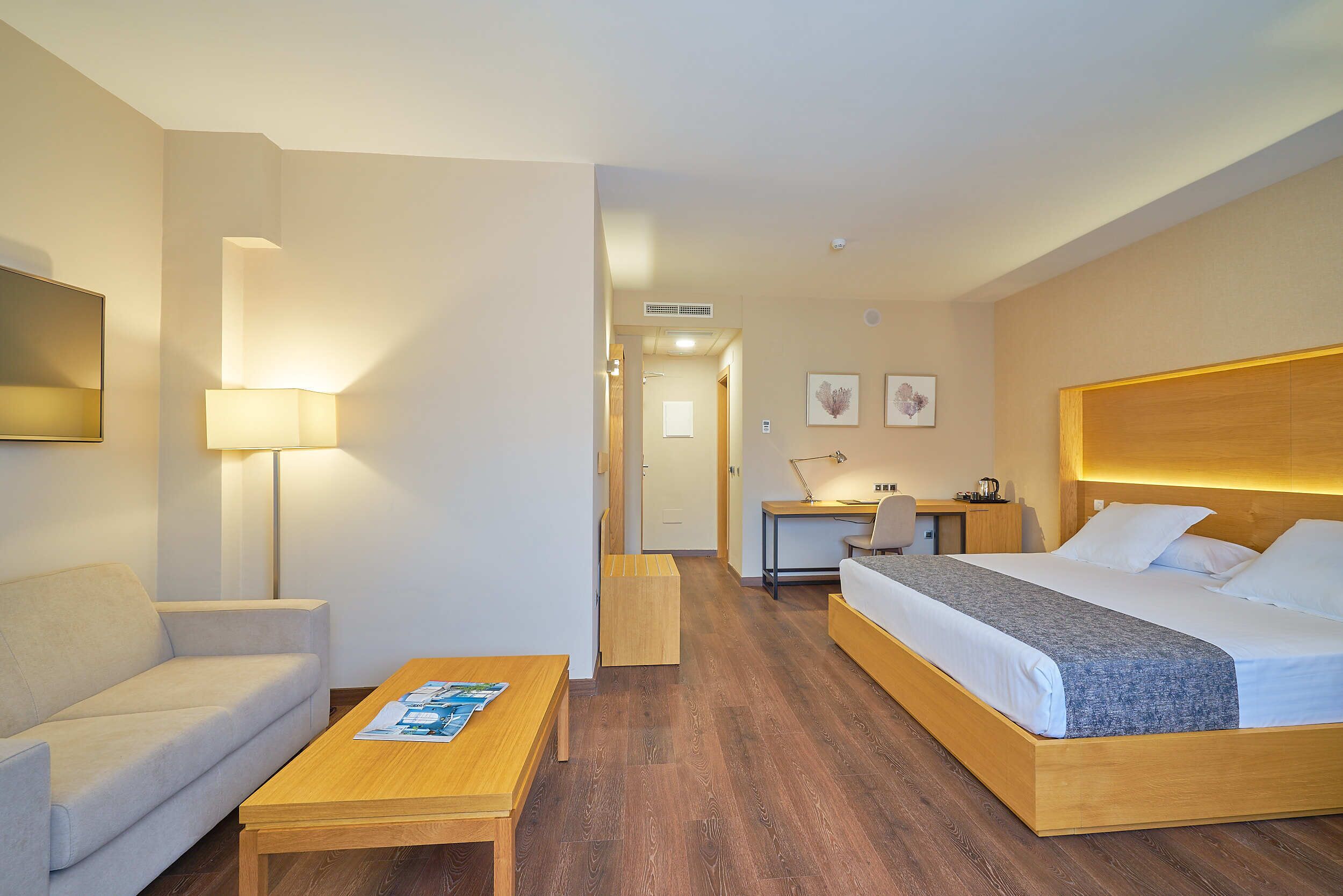 Ropa de cama hipoalergénica, edredones de plumas, minibar y caja fuerte