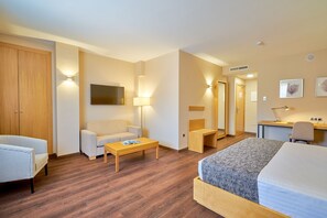 Kamar Junior (Suit) | 1 kamar tidur, seprai antialergi, selimut bulu angsa, dan minibar