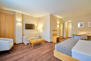 1 bedroom, hypo-allergenic bedding, down duvets, minibar