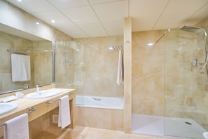 Chambre Junior (Suit) | Salle de bain | Baignoire relaxante profonde, articles de toilette gratuits