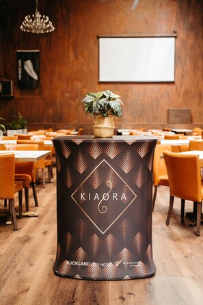 Breakfast and dinner served - Auckland City Hotel (Auckland)