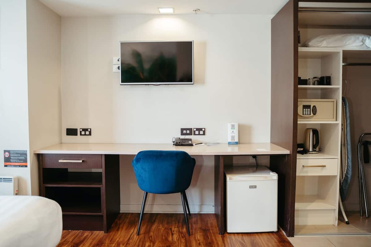 Chambre Standard, 1 grand lit | Coffre-fort, bureau, rideaux d’obscurcissement