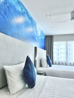 Estudio, 2 camas dobles | 2 dormitorios, caja fuerte, escritorio y cortinas opacas