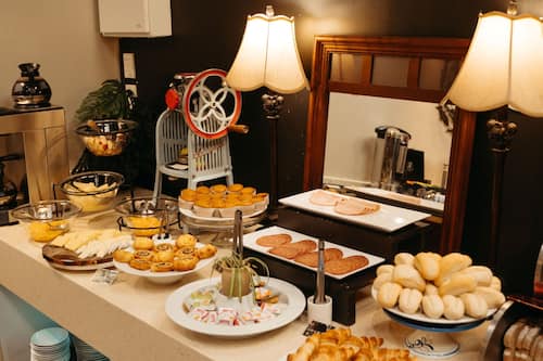 Tägliches Frühstücksbuffet gegen Gebühr