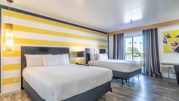 Habitación de hotel con dos camas, un ventanal con cortinas, un cuadro en la pared y una lámpara moderna.
