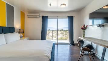 Suite, 1 très grand lit, coin cuisine, vue montagne | Coffres-forts dans les chambres, décoration personnalisée, bureau