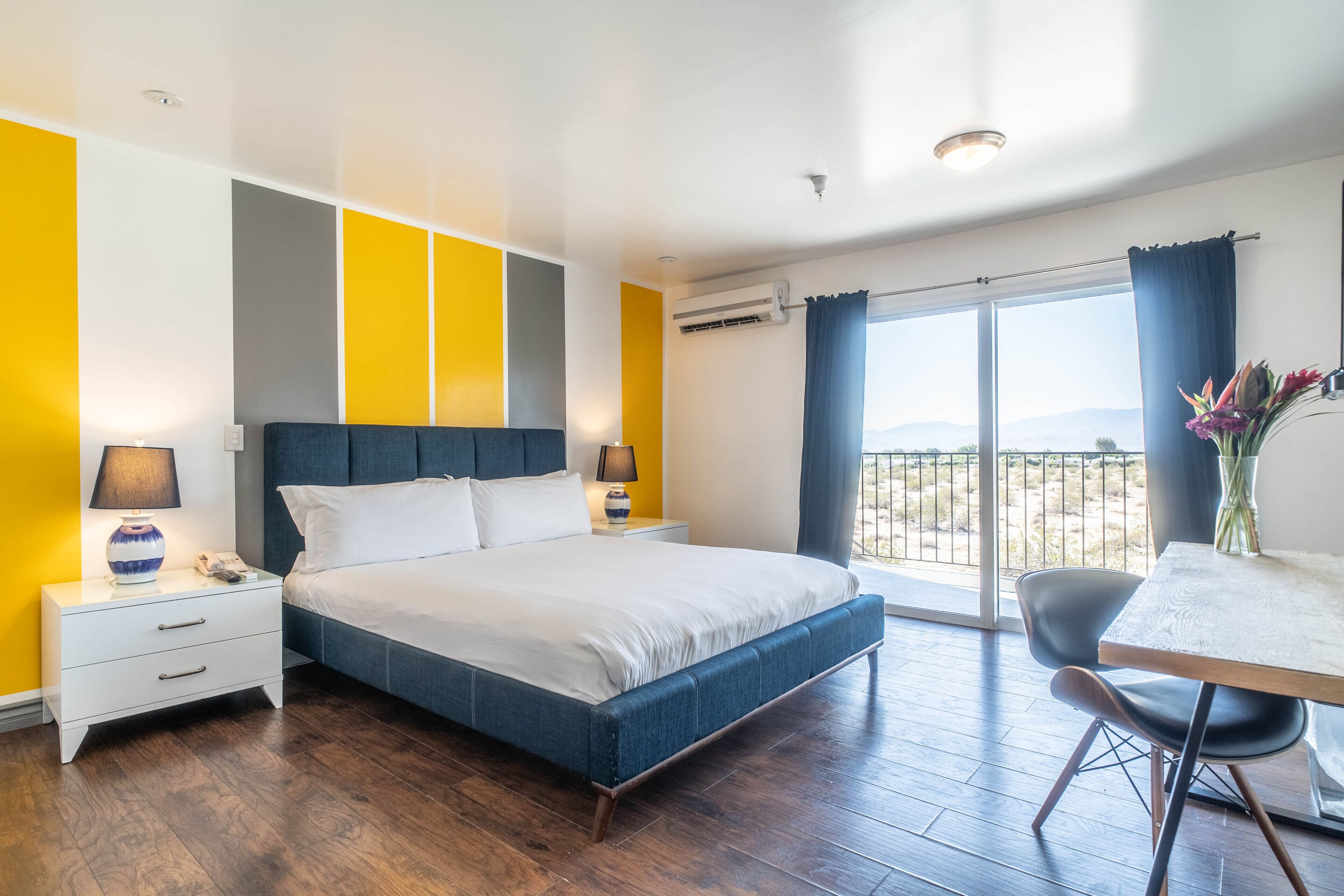 Suite, 1 très grand lit, coin cuisine, vue montagne