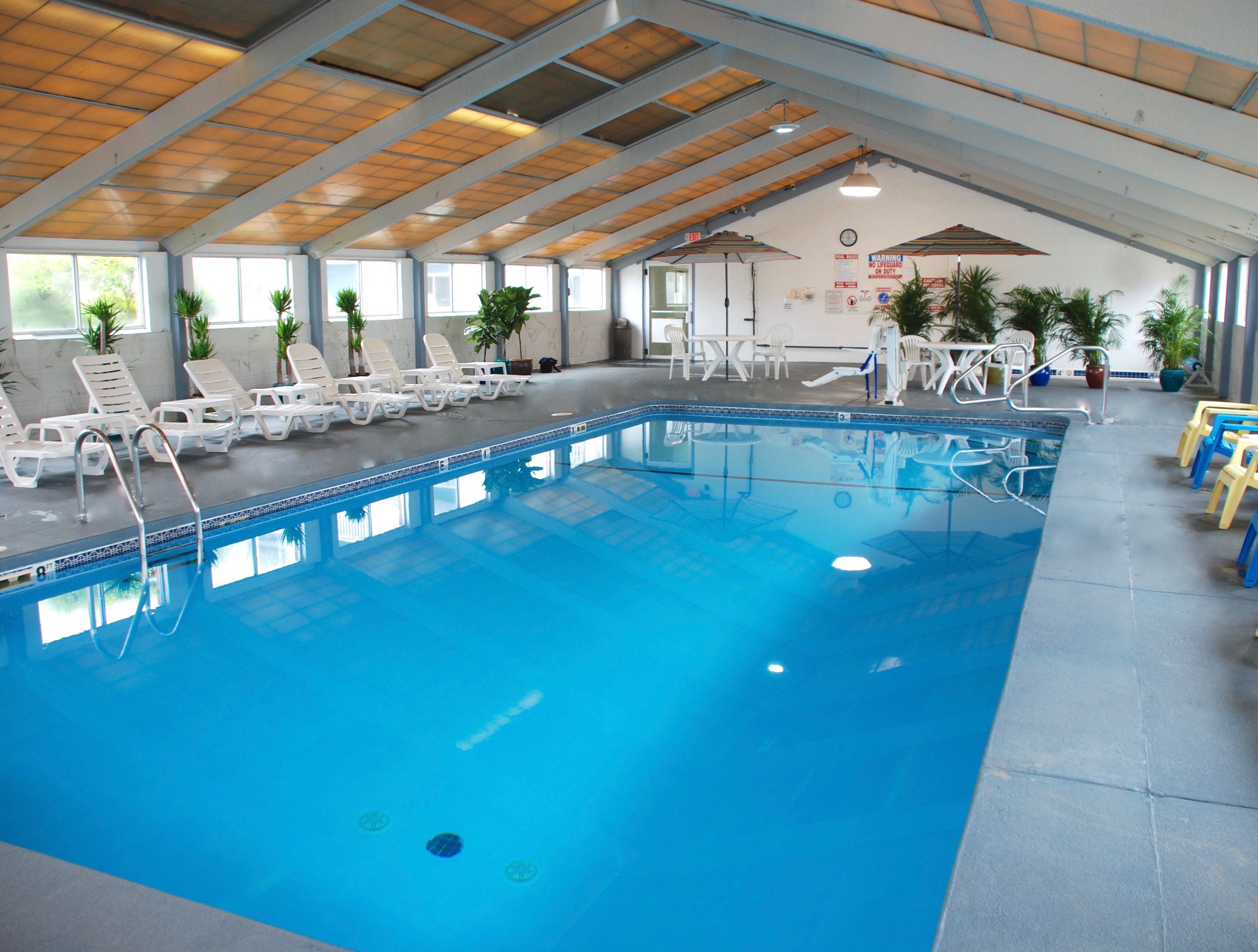 Innenpool, Außenpool (je nach Saison geöffnet), Sonnenschirme