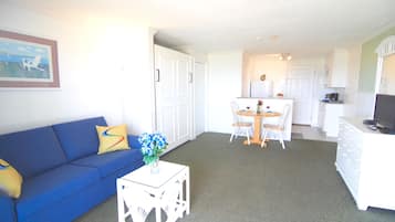 Oceanfront Studio with Balcony | Laptopgeeigneter Arbeitsplatz, Verdunkelungsvorhänge