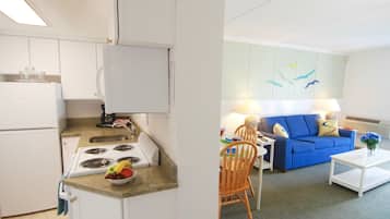 Queen Suite with Balcony - Main Building | ์ ์ฉ ์ฃผ๋ฐฉ | ๋์ฅ๊ณ , ์ ์๋ ์ธ์ง, ์ฟกํ, ์ปคํผ/ํฐ ๋ฉ์ด์ปค