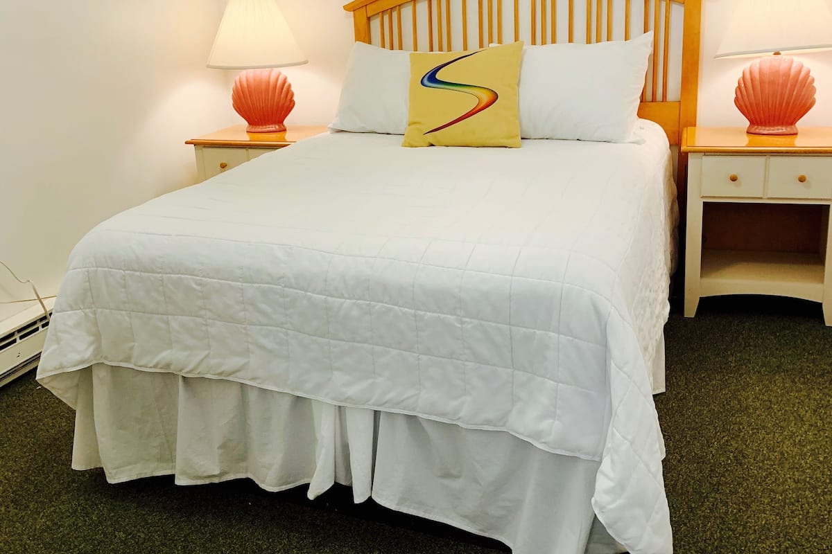 Small Suite with Balcony | 筆電工作空間、遮光布/窗簾、熨斗/熨衣板、免費無線上網