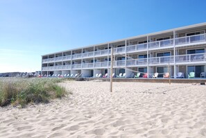 Private beach, beach towels, beach volleyball - Sandcastle Resort and Club (Provincetown)