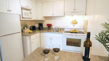 Small Suite with Balcony | ์ ์ฉ ์ฃผ๋ฐฉ | ๋์ฅ๊ณ , ์ ์๋ ์ธ์ง, ์ฟกํ, ์ปคํผ/ํฐ ๋ฉ์ด์ปค