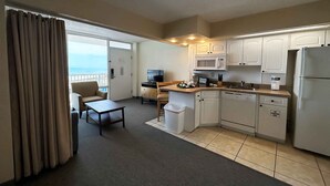 Habitación, vistas al mar (Efficiency) | Zona de estar | Smart TV de 32 pulgadas con canales por cable, una televisión