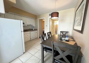 Großer Kühlschrank, Mikrowelle, Herdplatte, Geschirrspüler