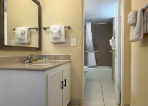 Deluxe Room, 1 Bedroom, Ocean View | Bathroom | Combined shower/bathtub, hydromassage showerhead, free toiletries - Outrigger Beach Club (Ormond Beach)