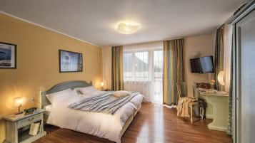 Rom – comfort, balkong (Emma) | Skrivebord, wi-fi (inkludert) og sengetøy