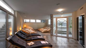 Sauna, hot tub, steam room, hot springs/mineral springs