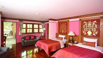 Deluxe Suite | Minibar, desk, blackout drapes, rollaway beds