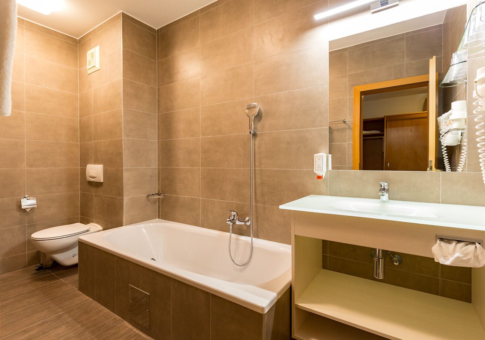 family room | 1 bedroom, in-room safe, desk, blackout curtains