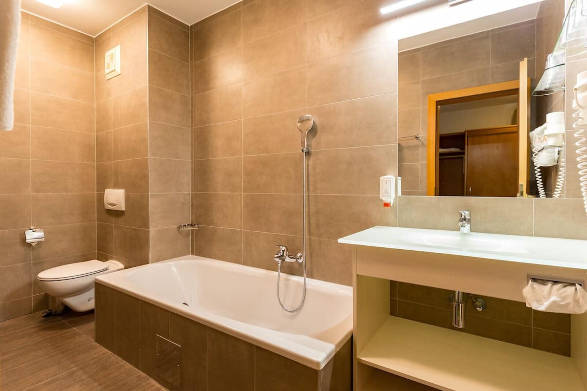 family room | 1 bedroom, in-room safe, desk, blackout curtains