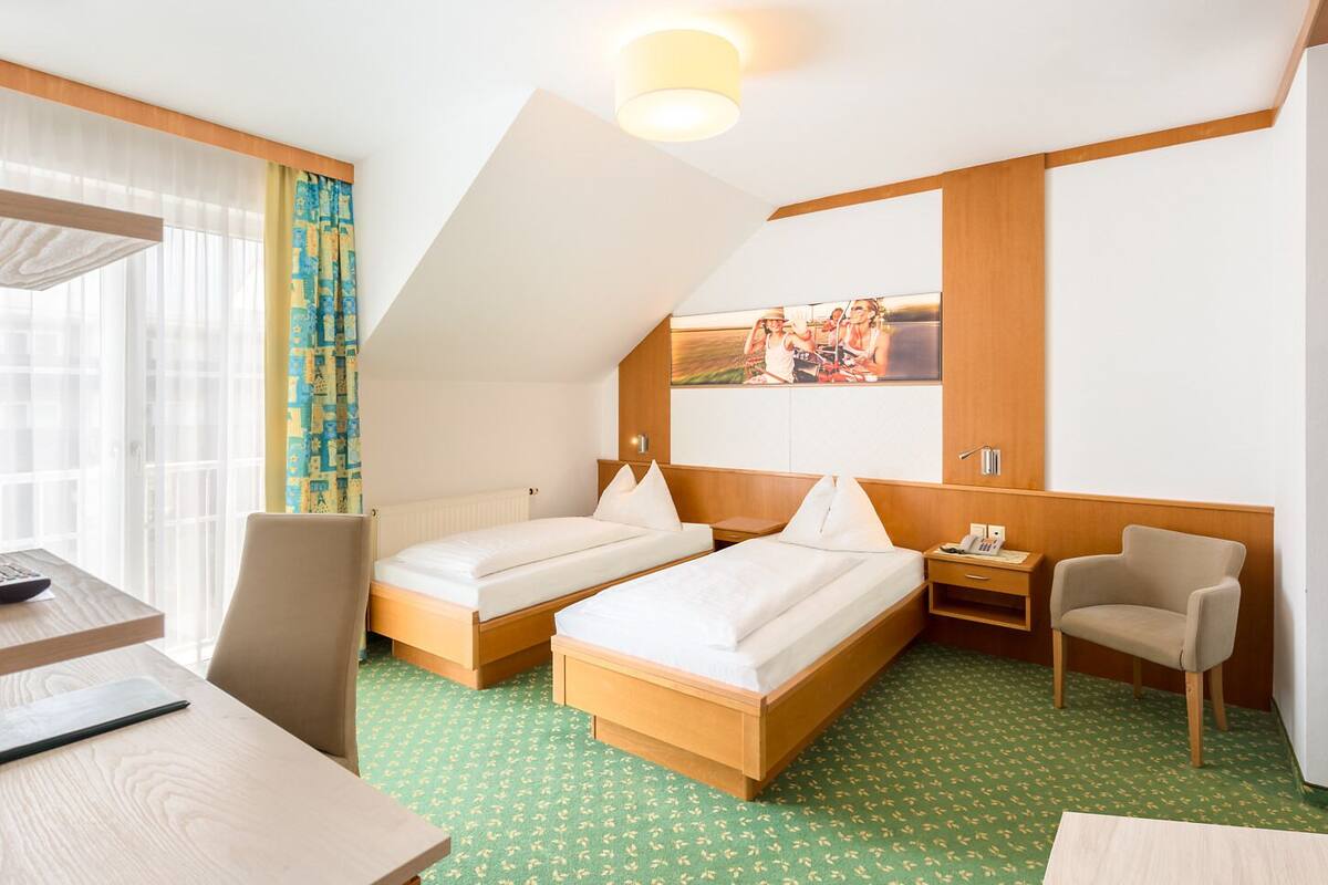 family room | 1 bedroom, in-room safe, desk, blackout curtains