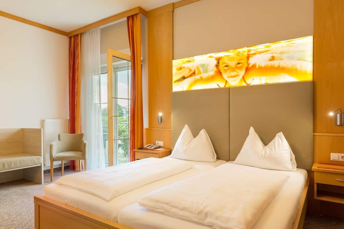 family room | 1 bedroom, in-room safe, desk, blackout curtains