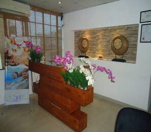 Perawatan tubuh, body scrub, dan manikur dan pedikur