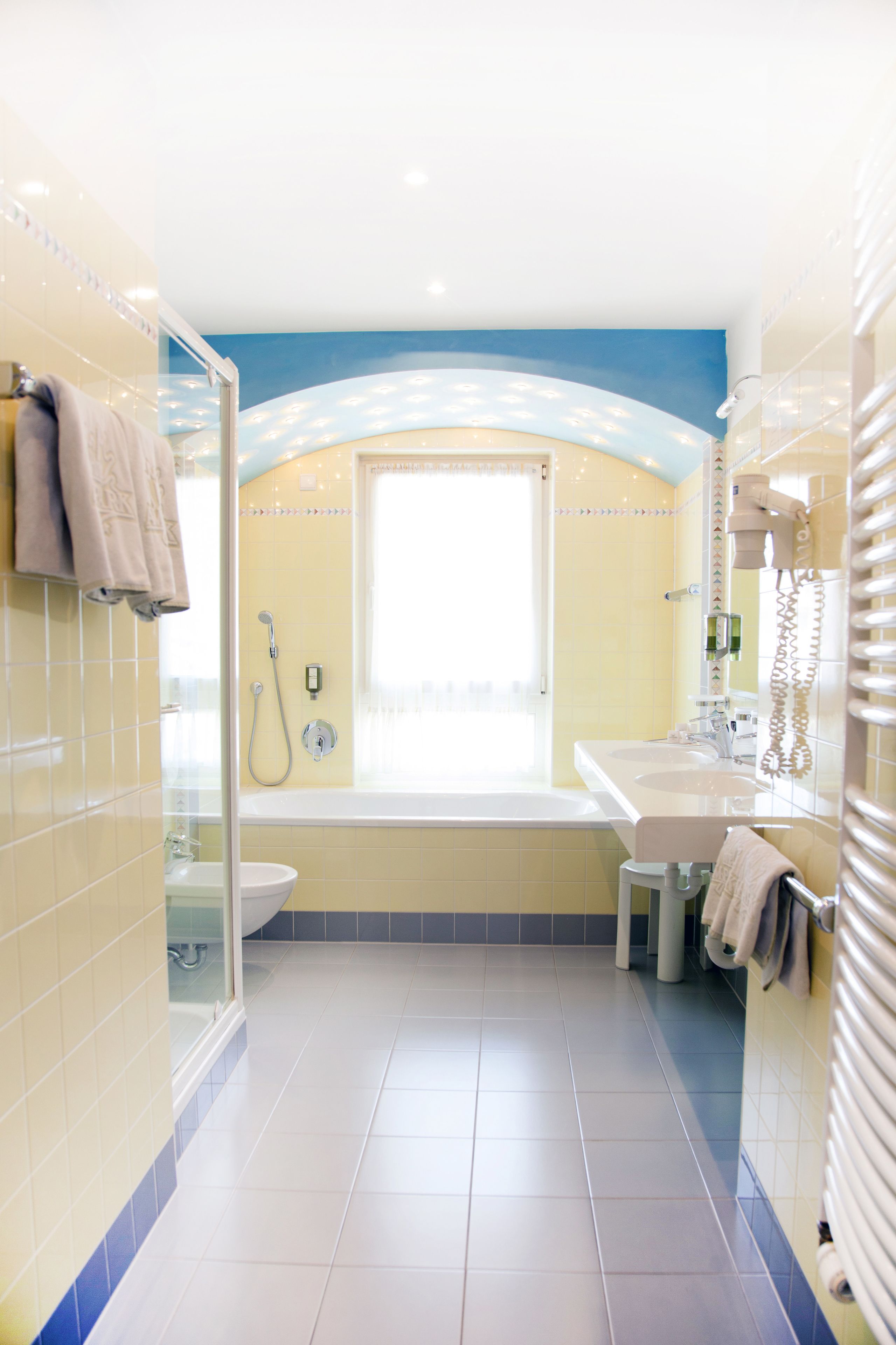 Un baño moderno con bañera, ducha y lavamanos.