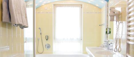 Un baño moderno con bañera, ducha y lavamanos.