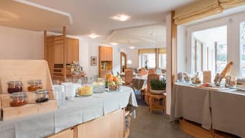 Desayuno buffet (EUR 13 por persona)