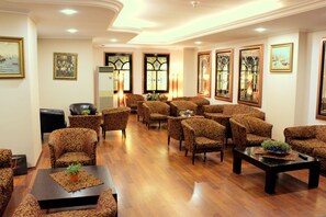 Lobby sitting area - Yaztur Hotel (Istanbul)