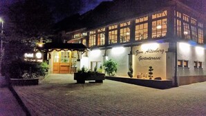 A building with a sign reading "Zum Altenberg Gartenerasse" at night. - Hotel Altenberg (Baden-Baden)