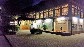 Fassade der Unterkunft – Abend/Nacht