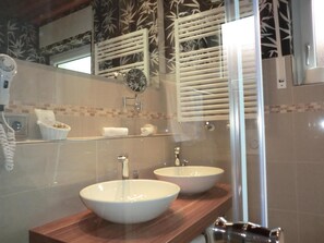 Dusche, kostenlose Toilettenartikel, Haartrockner, Handtücher