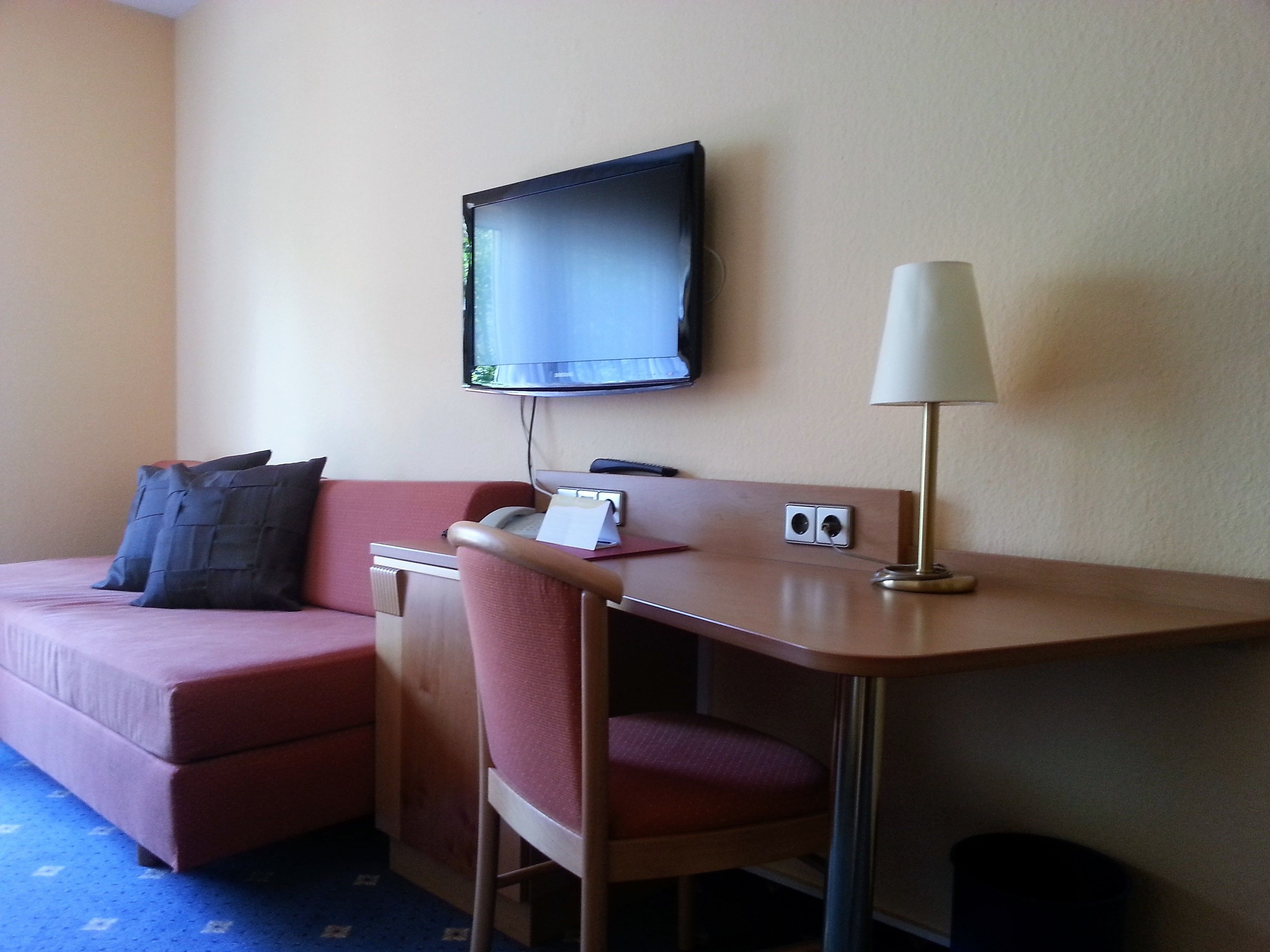 classic triple room | living area | flat-screen tv