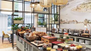 Café da manhã com buffet todos os dias (EUR 30 por pessoa)