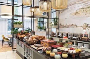 Café da manhã com buffet todos os dias (EUR 32 por pessoa) 