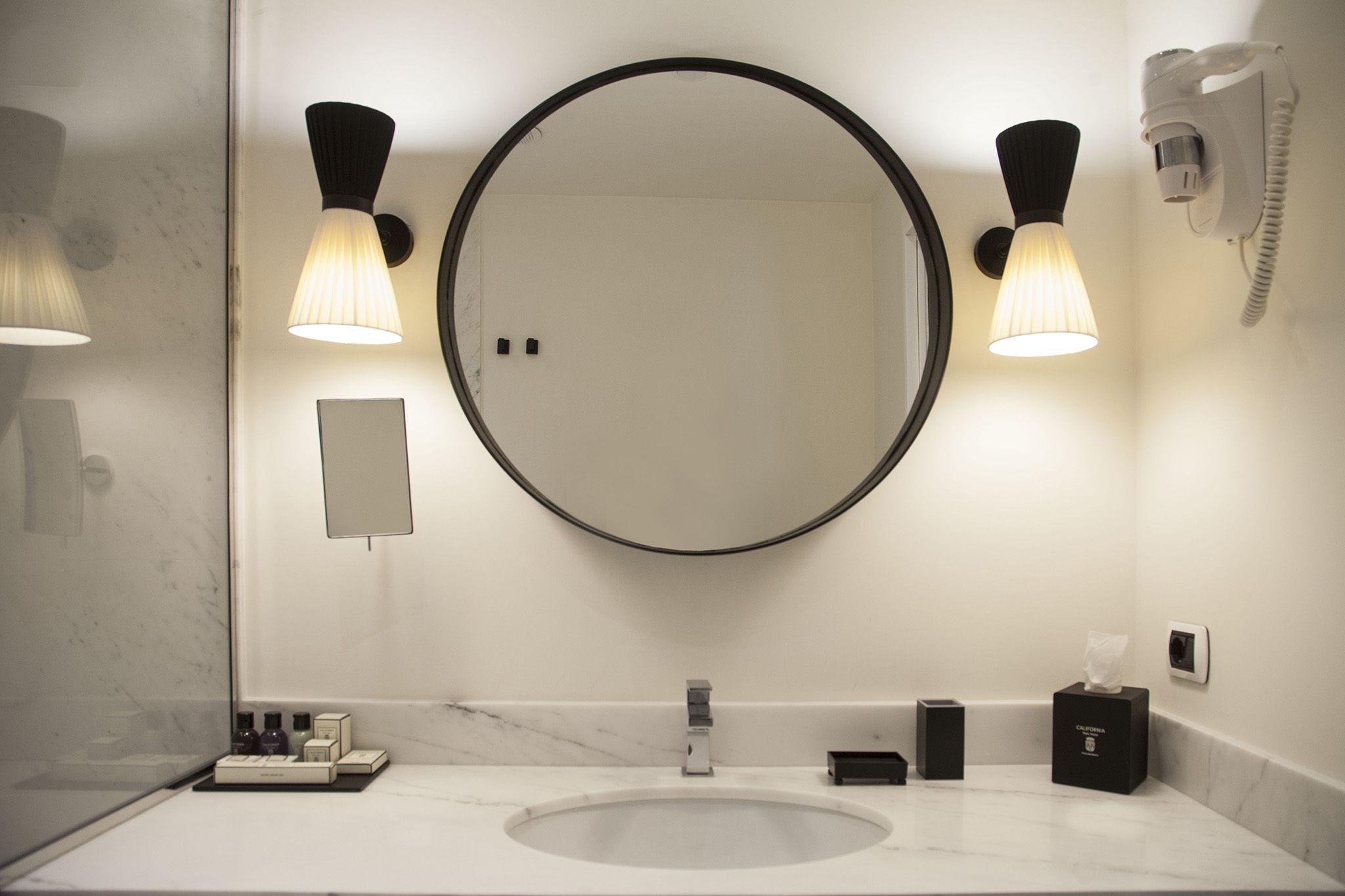 single room | room amenity