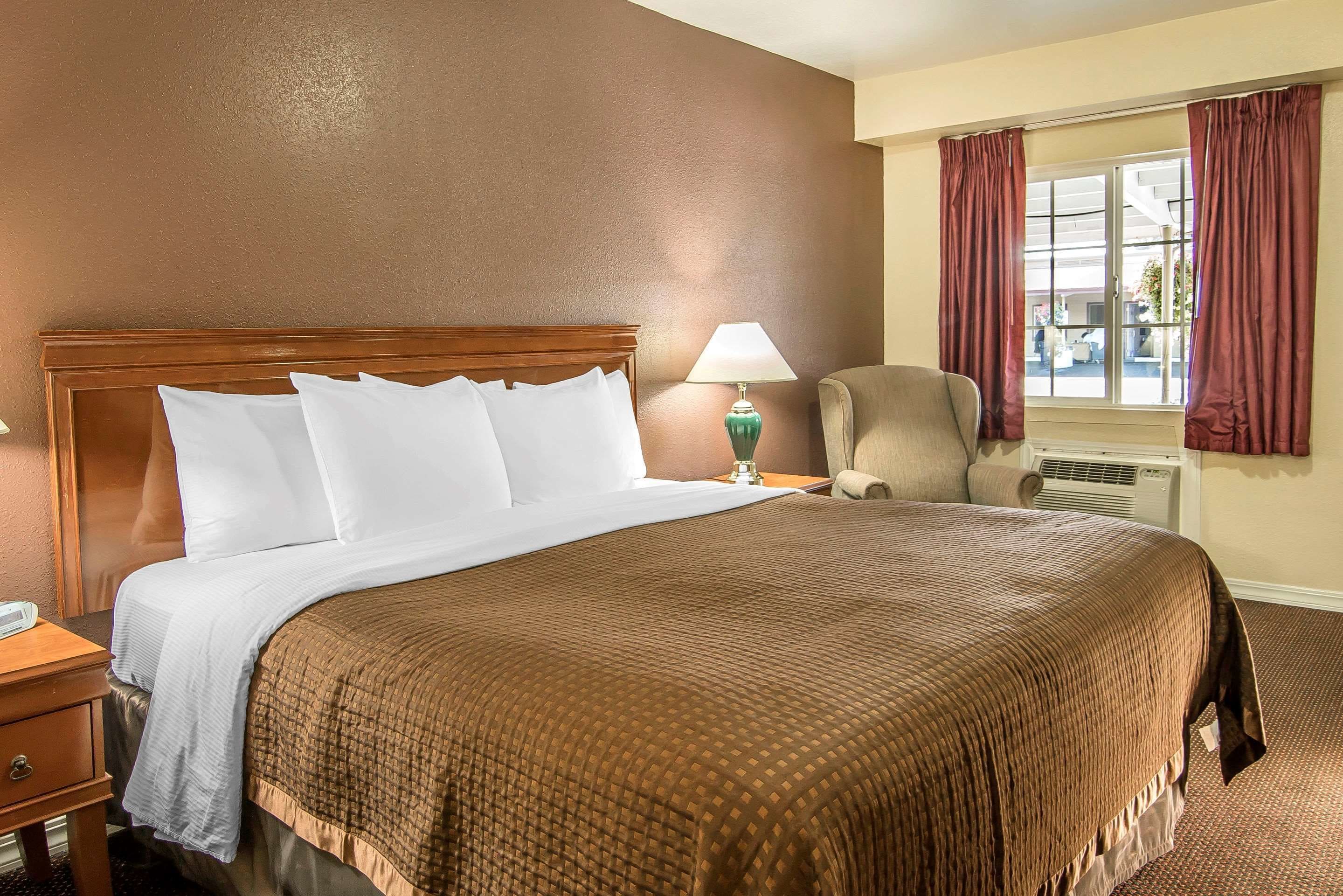 Room, 1 King Bed, Non Smoking (Recliner and Bathtub) | Premium bedding, desk, blackout drapes, iron/ironing board