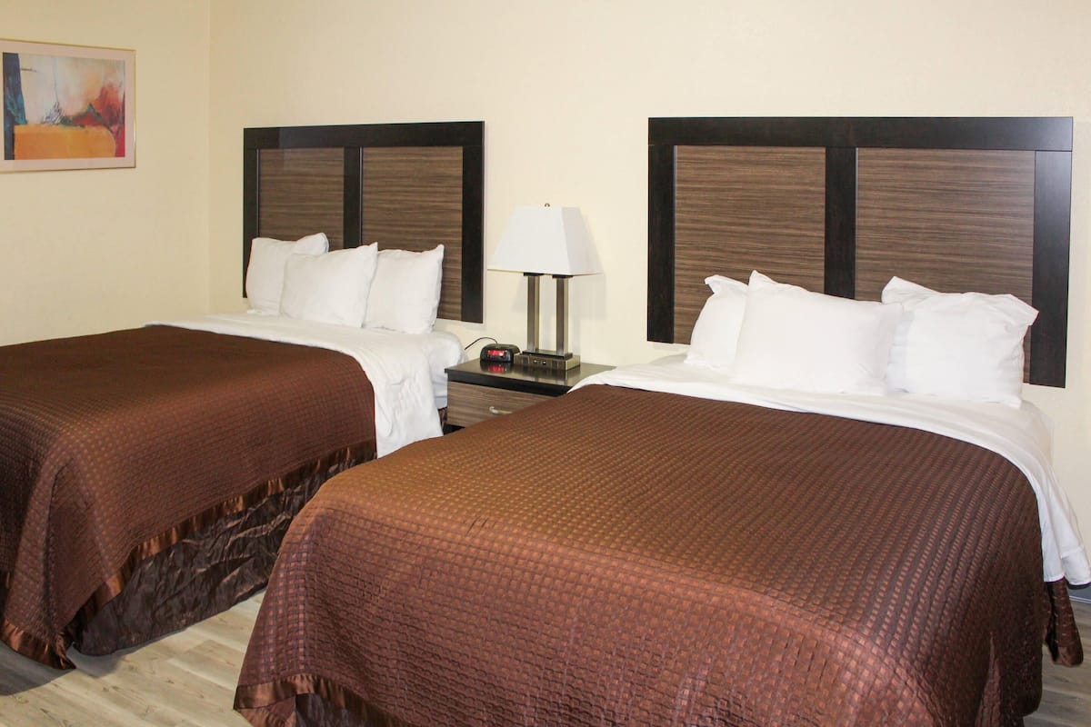 Quarto, 2 camas Queen, banheira | Roupas de cama premium, escrivaninha, cortinas blackout