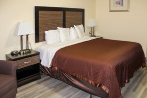 Room, 1 King Bed, Non Smoking (Recliner and Bathtub) | Premium bedding, desk, blackout drapes, iron/ironing board