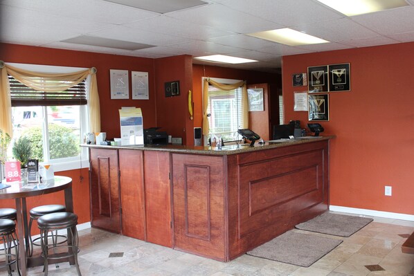 Lobby - Rodeway Inn Medford South I-5 (Medford)