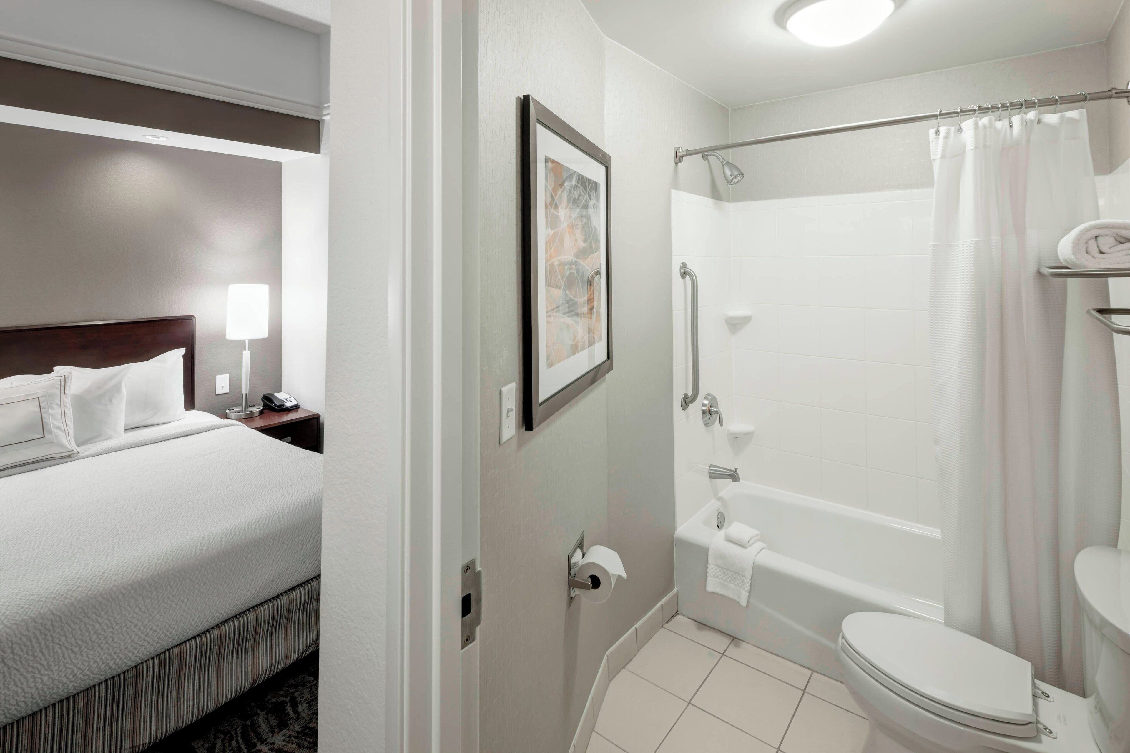 suite, 1 bedroom | bathroom | combined shower/bathtub, free toiletries, hair dryer, towels